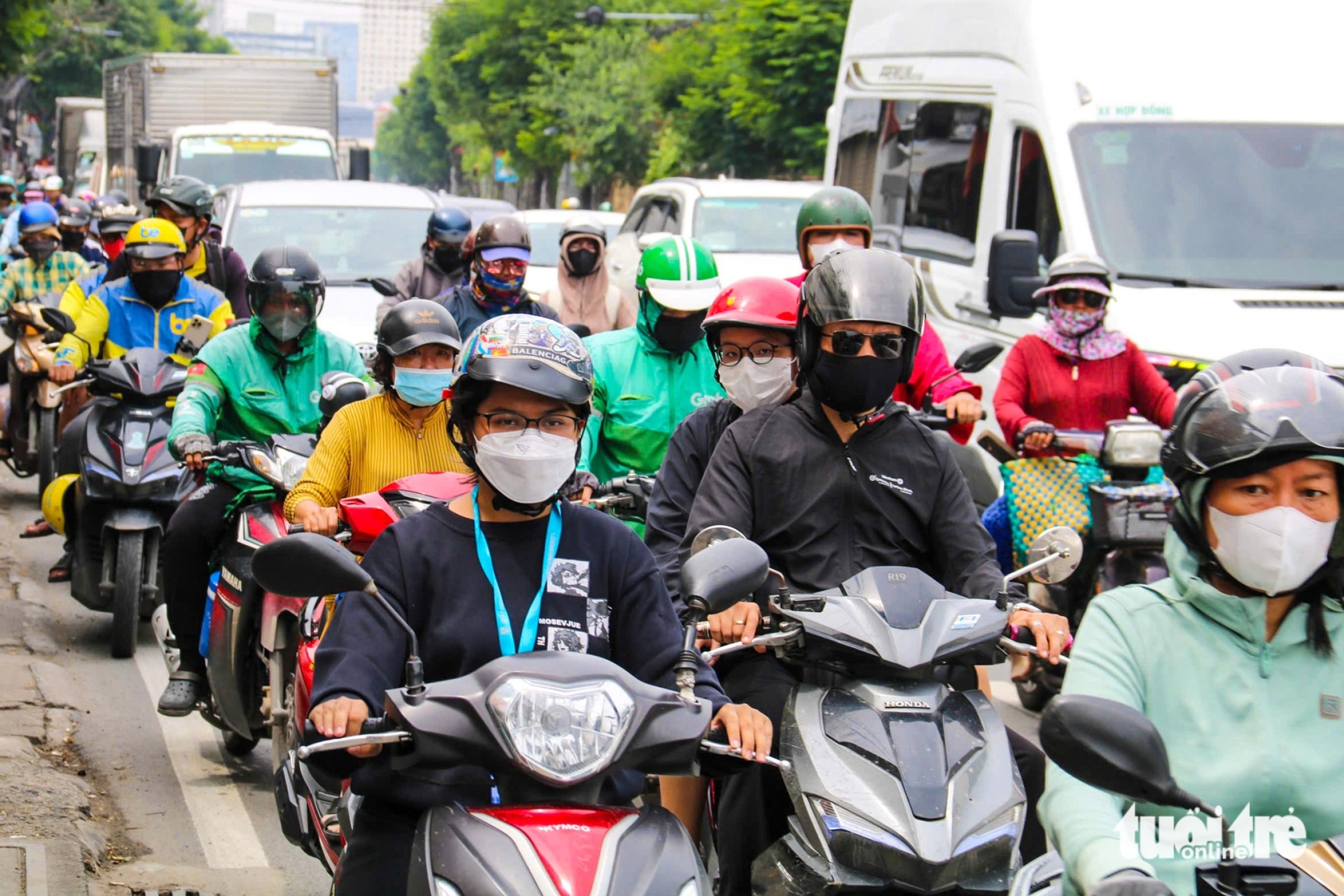 车辆日夜排长龙,阮必成路因超负荷而'不堪重负'
